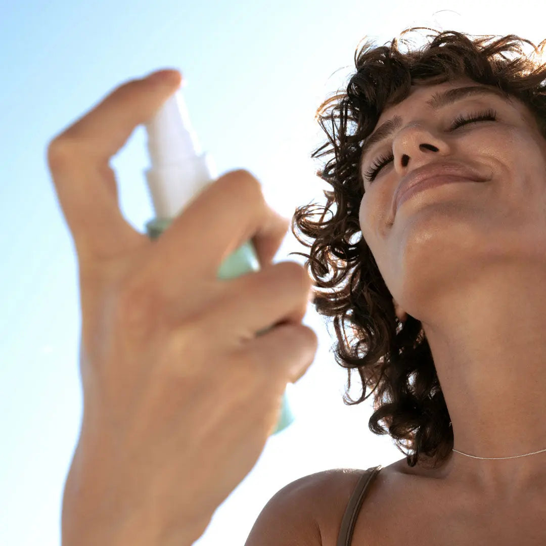 Gesichtsspray Anwendung über Make-up unterwegs
