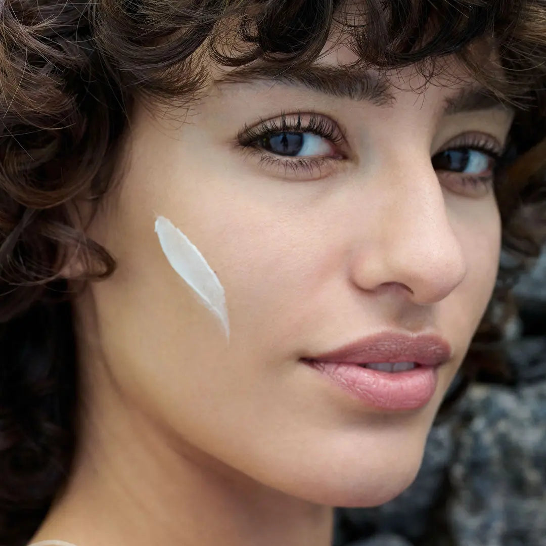 Day Cream auftragen Pflegeroutine morgens
